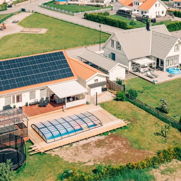 Hus med solcellepanel på taket i daglys